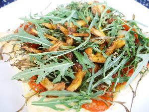 Blätterteigpizza mit Pfifferlingen und Rucola