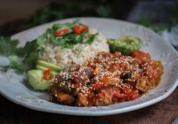 Auberginen-Okra-Curry mit braunem Reis und Koriander