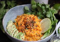 Süßkartoffelstampf mit Koriander, Avocado, Bohnen & Erbsen