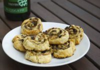 Blätterteigschnecken mit Champignon-Zucchini-Pilz-Füllung und Kräutercreme