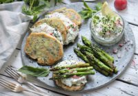 Spargel-Pancakes mit erfrischendem Radieschen-Gurken-Dip