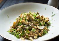 Glassnudelsalat mit Erdnuss-Sauce, Erbsen und Tofu