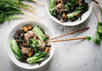 Soba-Nudelgericht mit krossem Tofu, Shiitake & Pak Choi
